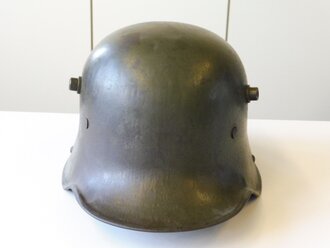 1. Weltkrieg, feldgrauer Stahlhelm. Originallack und Innenfutter. Zusammengehöriges Stück, durch das Schrumpfen des Lederrings wackeln die Nieten