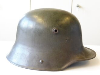 1. Weltkrieg, feldgrauer Stahlhelm. Originallack und Innenfutter. Zusammengehöriges Stück, durch das Schrumpfen des Lederrings wackeln die Nieten