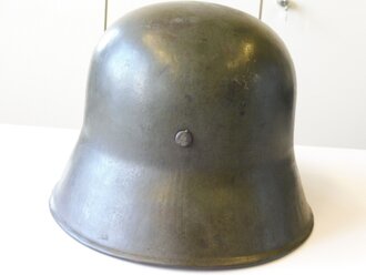 1. Weltkrieg, feldgrauer Stahlhelm. Originallack und Innenfutter. Zusammengehöriges Stück, durch das Schrumpfen des Lederrings wackeln die Nieten