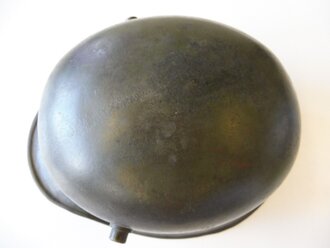 1. Weltkrieg, feldgrauer Stahlhelm. Originallack und Innenfutter. Zusammengehöriges Stück, durch das Schrumpfen des Lederrings wackeln die Nieten