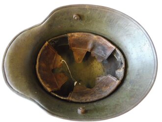 1. Weltkrieg, feldgrauer Stahlhelm. Originallack und Innenfutter. Zusammengehöriges Stück, durch das Schrumpfen des Lederrings wackeln die Nieten