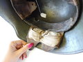 1. Weltkrieg, feldgrauer Stahlhelm. Originallack und Innenfutter. Zusammengehöriges Stück, durch das Schrumpfen des Lederrings wackeln die Nieten