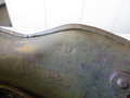 1. Weltkrieg, feldgrauer Stahlhelm. Originallack und Innenfutter. Zusammengehöriges Stück, durch das Schrumpfen des Lederrings wackeln die Nieten