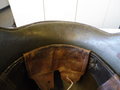 1. Weltkrieg, feldgrauer Stahlhelm. Originallack und Innenfutter. Zusammengehöriges Stück, durch das Schrumpfen des Lederrings wackeln die Nieten