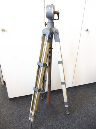 Stativ zum Handscheinwerfer 25kg der Wehrmacht, voll...