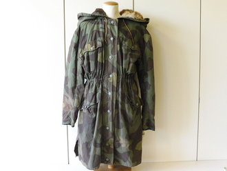 Waffen SS Tarnparka aus italienischem Material. Beinahe Neuwertiges Stück, in diesem Zustand sehr selten, Schulterbreite 57 cm, Armlänge 65 cm