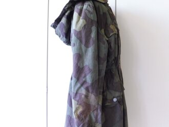 Waffen SS Tarnparka aus italienischem Material. Beinahe Neuwertiges Stück, in diesem Zustand sehr selten, Schulterbreite 57 cm, Armlänge 65 cm