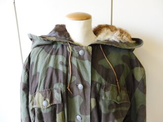 Waffen SS Tarnparka aus italienischem Material. Beinahe Neuwertiges Stück, in diesem Zustand sehr selten, Schulterbreite 57 cm, Armlänge 65 cm