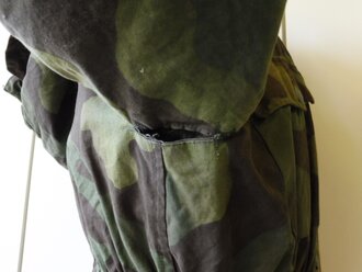 Waffen SS Tarnparka aus italienischem Material. Beinahe Neuwertiges Stück, in diesem Zustand sehr selten, Schulterbreite 57 cm, Armlänge 65 cm