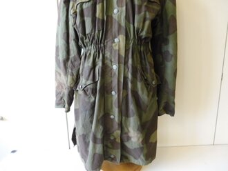 Waffen SS Tarnparka aus italienischem Material. Beinahe Neuwertiges Stück, in diesem Zustand sehr selten, Schulterbreite 57 cm, Armlänge 65 cm