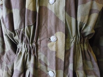 Waffen SS Tarnparka aus italienischem Material. Beinahe Neuwertiges Stück, in diesem Zustand sehr selten, Schulterbreite 57 cm, Armlänge 65 cm