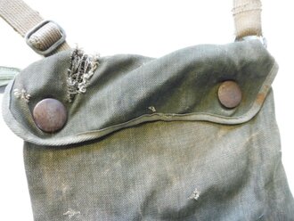 Gasmaskenbeutel Fallschirmjäger. Stark getragenes, in allen Teilen originales Stück