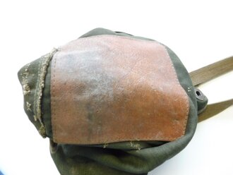Gasmaskenbeutel Fallschirmjäger. Stark getragenes, in allen Teilen originales Stück