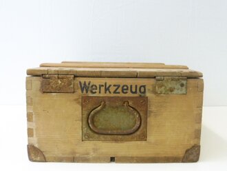 Kleiner Pionier Werkzeugkasten datiert 1945, guter Zustand, Länge 45 cm, Breite 35 cm, Höhe 19 cm