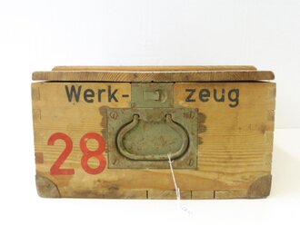 Kleiner Pionier Werkzeugkasten datiert 1945, guter Zustand, Länge 45 cm, Breite 35 cm, Höhe 19 cm