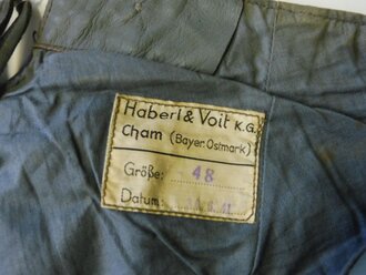 Kriegsmarine graue Lederhose in gutem Zustand mit Herstelleretikett von Haberl & Voit Cham ( Bayr. Ostmark ) Grösse 48, datiert 1941, Bundweite 82 cm