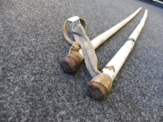 Paar geweisste Stöcke für Gebirgsjäger, um 135 cm Länge