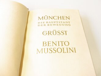 "München die Hauptstadt der Bewegung grüßt Benito Mussolini" 25. September 1937. Max Schmidt und Söhne, goldgeprägter Ledereinband mit Kordelbindung, mit vielen Abbildungen, 21 Blatt mit aufgeklebten farbigen Abbildungen, Text deutsch-italienisch