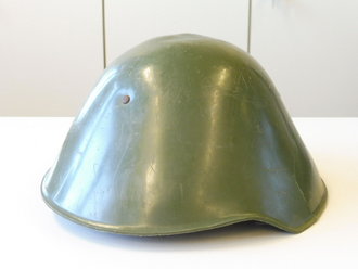 DDR, Kinderhelm der Nationalen Volksarmee aus Kunststoff, seitlich eingerissen