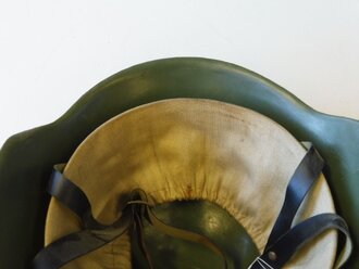 DDR, Kinderhelm der Nationalen Volksarmee aus Kunststoff, seitlich eingerissen