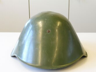 DDR, Kinderhelm der Nationalen Volksarmee aus Kunststoff, seitlich eingerissen