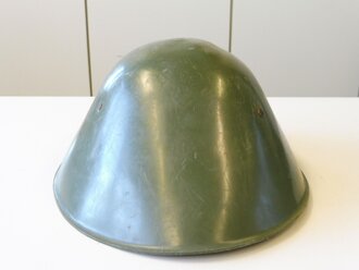 DDR, Kinderhelm der Nationalen Volksarmee aus Kunststoff, seitlich eingerissen