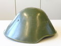 DDR, Kinderhelm der Nationalen Volksarmee aus Kunststoff, seitlich eingerissen