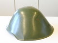 DDR, Kinderhelm der Nationalen Volksarmee aus Kunststoff, seitlich eingerissen