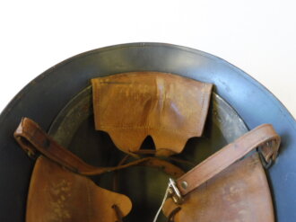 Schweden, Stahlhelm M21, überlackiertes Stück, Kinnriemen brüchig