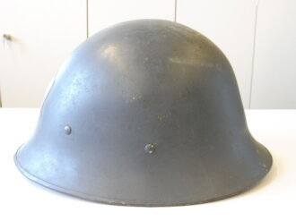 Schweden, Stahlhelm M21, überlackiertes Stück, Kinnriemen brüchig