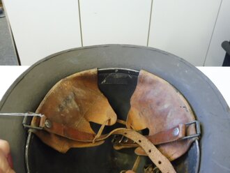 Schweden, Stahlhelm M21, wohl von der Armee überlackiertes Stück, Kinnriemen brüchig