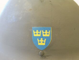Schweden, Stahlhelm M21, wohl von der Armee überlackiertes Stück, Kinnriemen brüchig