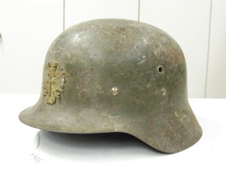 Spanien, Stahlhelm M42, Originallack und Abzeichen, ungereinigtes Stück