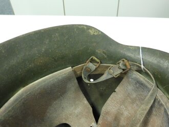 Spanien, Stahlhelm M42, Originallack und Abzeichen, ungereinigtes Stück
