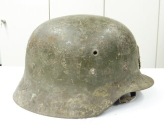 Spanien, Stahlhelm M42, Originallack und Abzeichen, ungereinigtes Stück