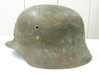 Spanien, Stahlhelm M42, Originallack und Abzeichen, ungereinigtes Stück