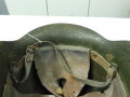 Spanien, Stahlhelm M42, Originallack und Abzeichen, ungereinigtes Stück