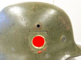 Polizei, Stahlhelm M35 mit beiden Abzeichen. Originallack zu ca. 80-85% erhalten, das Polizeiwappen gut - die Nationale nur mittig ( HK auf schwarzem Grund ) erhalten. Domstempel von 1936. Unberührter Helm - kam genau so aus einem Haushalt