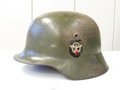 Polizei, Stahlhelm M35 mit beiden Abzeichen. Originallack zu ca. 80-85% erhalten, das Polizeiwappen gut - die Nationale nur mittig ( HK auf schwarzem Grund ) erhalten. Domstempel von 1936. Unberührter Helm - kam genau so aus einem Haushalt