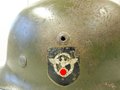 Polizei, Stahlhelm M35 mit beiden Abzeichen. Originallack zu ca. 80-85% erhalten, das Polizeiwappen gut - die Nationale nur mittig ( HK auf schwarzem Grund ) erhalten. Domstempel von 1936. Unberührter Helm - kam genau so aus einem Haushalt