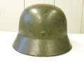 Polizei, Stahlhelm M35 mit beiden Abzeichen. Originallack zu ca. 80-85% erhalten, das Polizeiwappen gut - die Nationale nur mittig ( HK auf schwarzem Grund ) erhalten. Domstempel von 1936. Unberührter Helm - kam genau so aus einem Haushalt