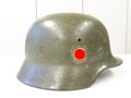 Polizei, Stahlhelm M35 mit beiden Abzeichen. Originallack zu ca. 80-85% erhalten, das Polizeiwappen gut - die Nationale nur mittig ( HK auf schwarzem Grund ) erhalten. Domstempel von 1936. Unberührter Helm - kam genau so aus einem Haushalt