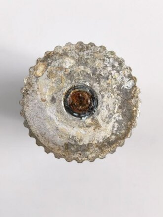 Abgeschossene Aluminiumhülse für die Signalpatrone Einzelstern Rot, datiert 1944, Hersteller ldc (Deutsche Pyrotechn. Fabriken G.m.b.H. Werk Cleebronn)