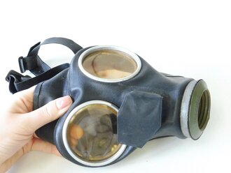 Luftschutz Gasmaske M40 in Behälter von Zschiedrich, dieser überlackiert, die Trageriemen original
