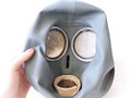 Luftschutz Volksgasmaske VM37 mit Filter in ungewöhnlicher Bereitschaftsbüchse aus lackiertem Blech