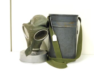 Luftschutz Volksgasmaske VM37 mit Filter in ungewöhnlicher Bereitschaftsbüchse aus lackiertem Blech mit Stofftrageriemen