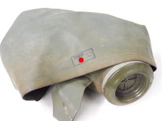 Luftschutz Volksgasmaske VM37 mit Filter in ungewöhnlicher Bereitschaftsbüchse aus lackiertem Blech mit Stofftrageriemen