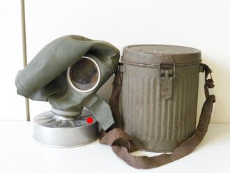 Luftschutz Volksgasmaske VM37 mit Filter in Bereitschaftsbüchse, diese graugrün original lackiert mit Trageriemen aus Ersatzmaterial