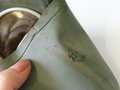 Luftschutz Volksgasmaske VM37 mit Filter in Bereitschaftsbüchse, diese graugrün original lackiert mit Trageriemen aus Ersatzmaterial