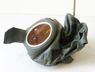 Saargruben AG, Luftschutz Volksgasmaske VM37 mit Filter in Bereitschaftsbüchse, die Maske defekt aber Nummerngleich mit der Aluminiumdose
